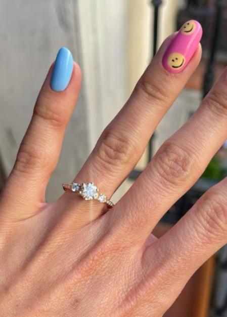 El anillo está compuesto por tres zafiros blancos, incrustaciones de brillantes Swarovski y material de oro rosa de 18 kilates.