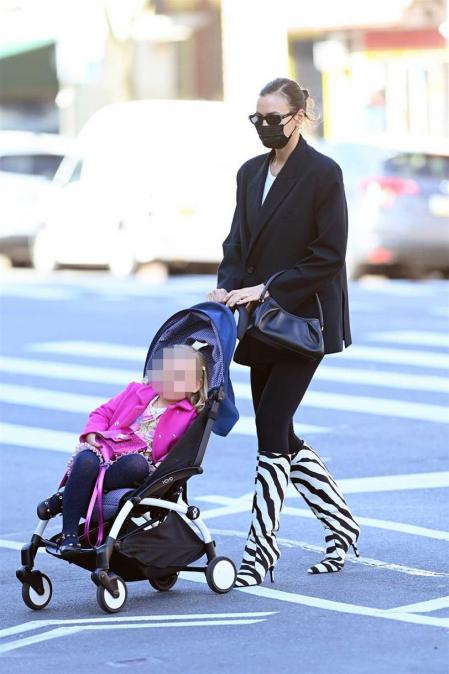 Look de Irina Shayk para pasear junto a su hija Lea