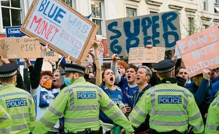 London (United Kingdom), 20/04/2021.- Chelsea fans stage a demonstration against the European Super league before the English Premier League soccer match between Chelsea FC and Brighton & Hove Albion FC in London, Britain, 20 April 2021. In the early hours of 19 April 2021 twelve European soccer clubs, AC Milan, Arsenal FC, Atletico de Madrid, Chelsea FC, FC Barcelona, FC Internazionale Milano, Juventus FC, Liverpool FC, Manchester City, Manchester United, Real Madrid CF and Tottenham Hotspur have announced the creation of a Super League which would rival the excisting UEFA club competitions and has been strongly condemned by the UEFA. (Protestas, Reino Unido, Londres) EFE/EPA/NEIL HALL
