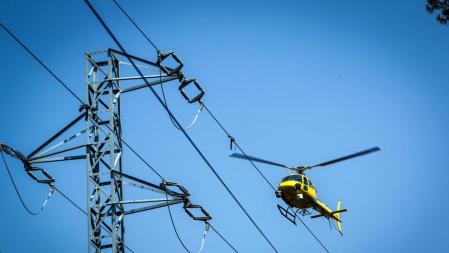 Revisión de líneas eléctricas de Endesa con dron y helicóptero&nbsp;