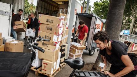 Triciclos son cargados con mercancia para ser entregada en Barcelona.