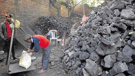 Venta de carbón en el centro de India&nbsp;