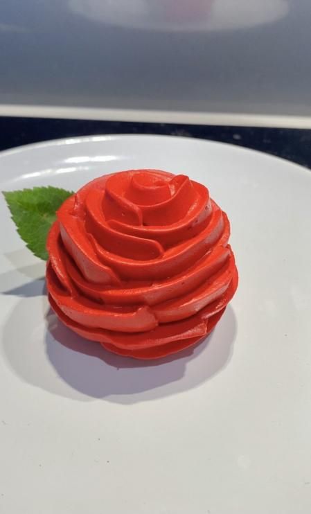 Rosa de ganache montada de chocolate blanco y fresa