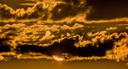Esta nuble eclipsa el sol del amanecer.