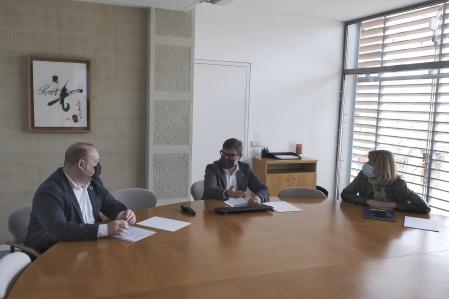 El alcalde de Viladecans, Carles Ruiz; el alcalde de El Prat, Lluís Mijoler; y la alcaldesa de Sant Boi, Lluïsa Moret durante la rueda de prensa conjunta