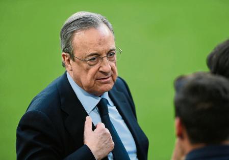 FILED - 24 April 2018, Bavaria, Munich: Real Madrid President Florentino Perez follows his team's training session at the Allianz Arena. Photo: Andreas Gebert/dpa (Foto de ARCHIVO) 24/04/2018 ONLY FOR USE IN SPAIN