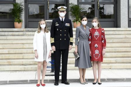 Los Reyes, junto a sus hijas, la princesa Leonor y la infanta Sofía, a su llegada a los astilleros de Navantia, en Cartagena
