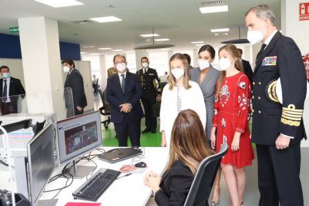 Los Reyes y sus hijas, la princesa Leonor y la infanta Sofía, recorren la zona de diseño de las instalaciones de Navantia en Cartagena