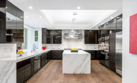 La inmensa cocina, toda de mármol.