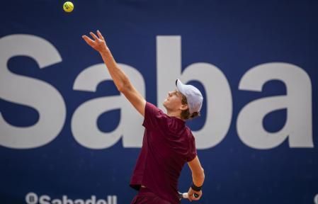 Jannik Sinner efectúa un servicio, en el RCTB