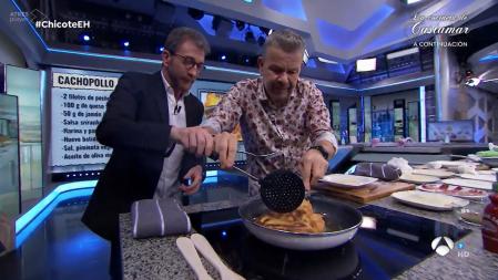 Chicote intentó enseñar a Pablo Motos a cocinar en directo en 'El hormiguero'