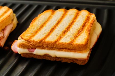 Sándwich mixto de jamón cocido y queso.