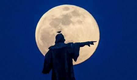 19 - 02 - 2019 / Barcelona / SuperLuna en barcelona con su paso frente al monumento a colon / foto: Llibert Teixido