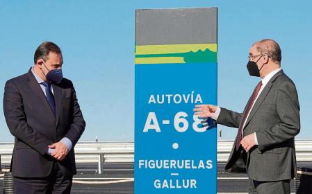 ESPAÑA INFRAESTRUCTURAS VIARIAS:GRAF1063. LUCENI (ZARAGOZA), 24/03/2021.- El ministro de Transportes, Movilidad y Agenda Urbana, José Lus Àbalos (i), y el presidente de Aragón, Javier Lambán, participan en el acto de puesta en marcha del tramo Figueruelas-Gallur de la autovía A-68. EFE/Javier Cebollada