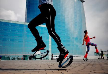 Fiebre por la práctica deportiva junto al mar en Barcelona