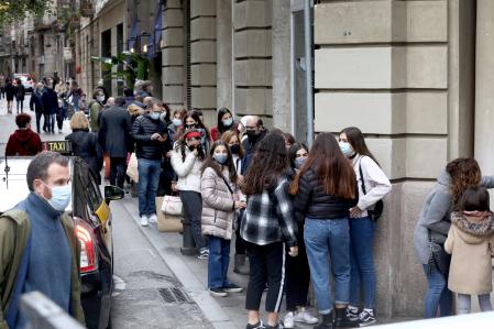 foto XAVIER CERVERA 07/12/2020 El centro de Barcelona colapsado de gente que ha ido en coche de compras. Al no poder comprar durante el fin de semana por las restricciones covid por el confinamiento de movilidad perimetral de no poder salir del municipio... hoy si, y a parte de en coche, tambien se han desplazado en metro, tren, ffcc, etc imagenes en via laietana, avinguda catedral (santa llucia), canuda, portal de l angel, plaça catalunya (el corte ingles ,cola para acceder) y passeig de gracia entre gran via y casp barcelona compras navideñas