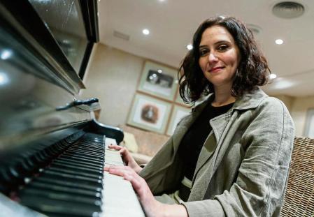 Isabel Natividad Díaz Ayuso (Madrid, 17 de octubre de 1978) es una política española del Partido Popular, presidenta de la Comunidad de Madrid desde agosto de 2019.