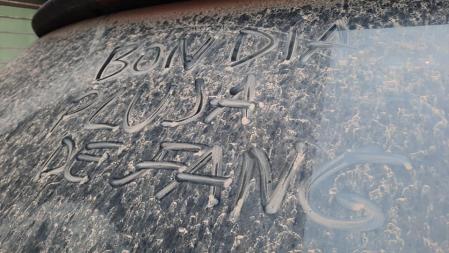 Lluvia de barro depositada en un coche en Gavà.