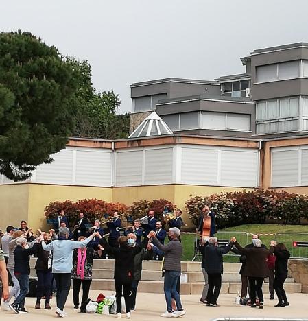 Baile de la sardana en el parque de la Guineueta.