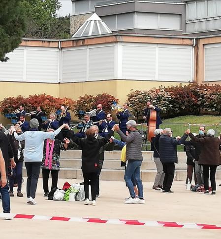 Baile de la sardana en el parque de la Guineueta.