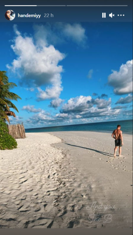 Kerem Buersin, en una playa en Maldivas