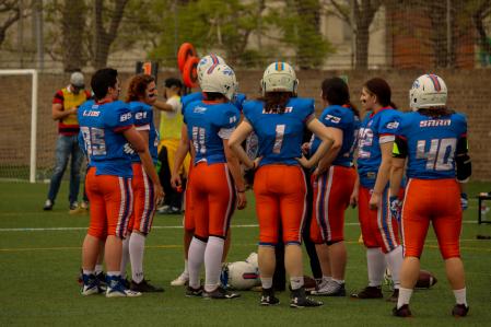 Las Barcelona Búfals se concentran para el partido.
