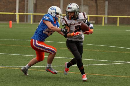 Enfrentamiento entre dos jugadoras rivales.