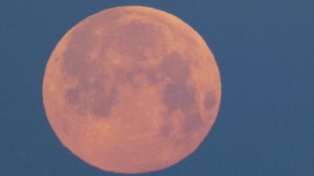 Superluna de abril vista desde Gavà.