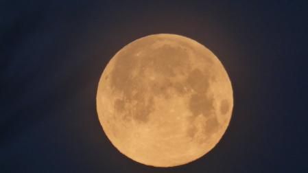 Superluna de abril vista desde Gavà.