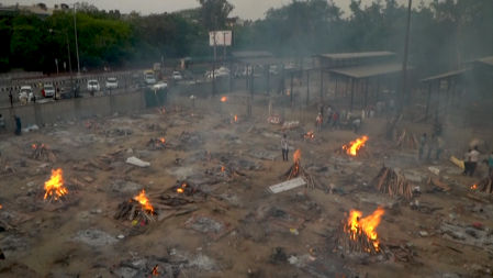 Aparcamiento convertido en crematorio provisional para víctimas de la Covid en India