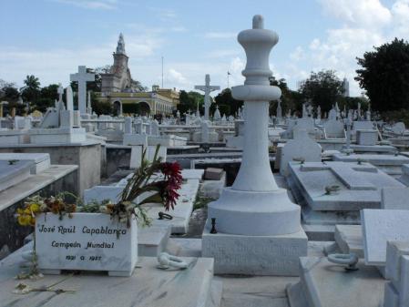 Un   custodia la tumba de José Raul Capablanca en el cementerio de La Habana