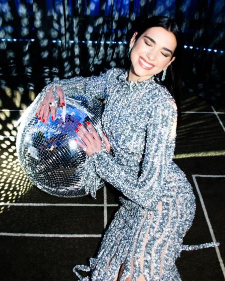 Dua Lipa con el diseño de lentejuelas de Balenciaga