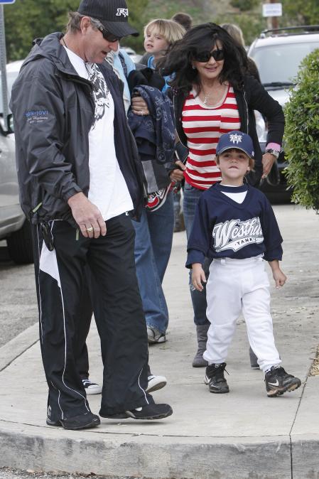 Lynne y Jamie Spears, los padres de Britney, con su nieto Sean Federline en 2011
