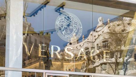 Logo de Versace en la entrada de su tienda en el paseo de Gràcia barcelonés