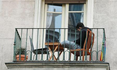 Joven en su balcon durante el confinamiento