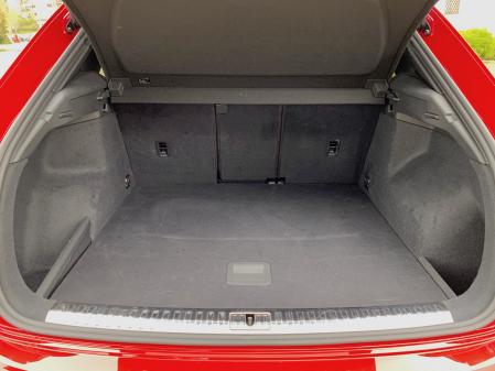 El RS Q3 dispone de un maletero con una capacidad de 530 litros, con la posibilidad de ampliarlo hasta los 675 si se mueven los asientos traseros 