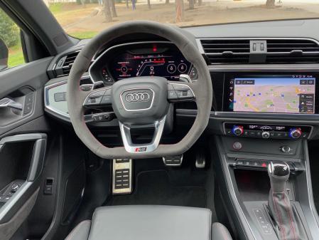 De forma opcional, el RS Q3 puede equipar un volante cortado en la parte inferior recubierto con Alcántara 