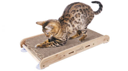 Rascador de cartón plano con hierba gatera y estructura de bambú