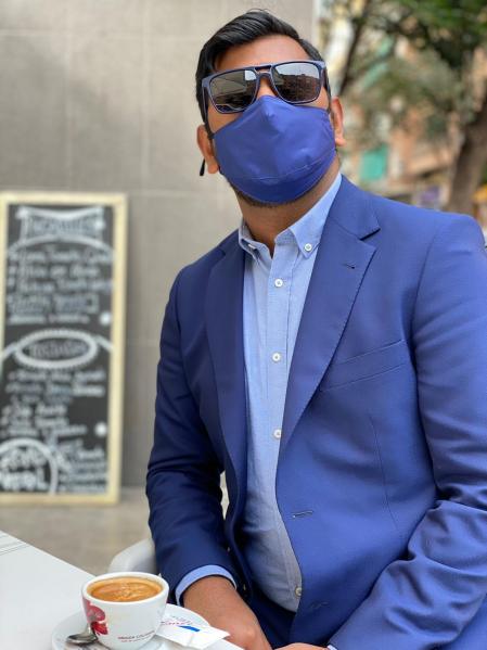 Usman atiende a este periódico en una terraza de València.