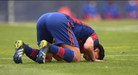 Ilias Akhomach antes de salir a jugar