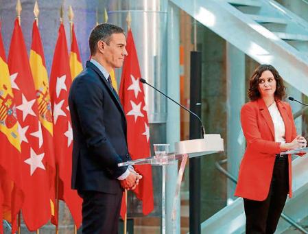MADRID, 21/09/2020.- La presidenta de la Comunidad de Madrid, Isabel Díaz Ayuso, y el jefe del Gobierno, Pedro Sánchez, dan una rueda de prensa conjunta tras la reunión celebrada este lunes en la sede del Gobierno regional, en Madrid, para reforzar la colaboración entre ambas administraciones para doblegar la curva en uno de los territorios más castigados por la pandemia de covid-19. El encuentro se celebra el mismo día en el que entran en vigor nuevas medidas de restricción de actividad y de movilidad en 37 zonas básicas de salud de la Comunidad con una mayor incidencia acumulada de coronavirus. EFE/Emilio Naranjo