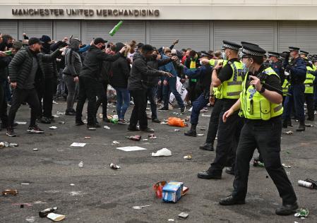 La policía tratando de dispersar a los protestantes en los aldeaños de Old Trafford