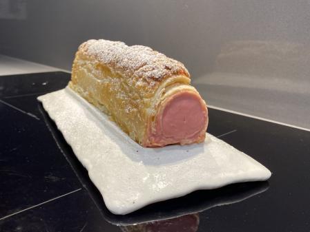 Hojaldre relleno de cremoso de fresas y chocolate blanco