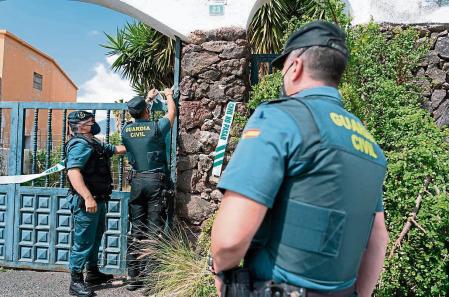 CANDELARIA (TENERIFE), 03/05/2021.- La Guardia Civil está realizando un nuevo registro en la casa de Tomás Antonio G.C., desaparecido desde el pasado martes al igual que sus dos hijas, de 1 y 6 años, en el municipio de Candelaria (Tenerife). EFE/Ramón de la Rocha