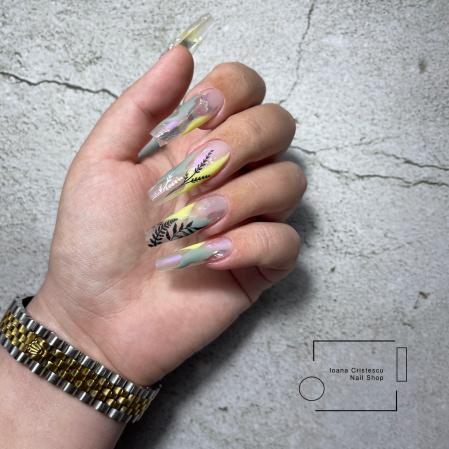 Uñas decoradas con diseños minimalistas