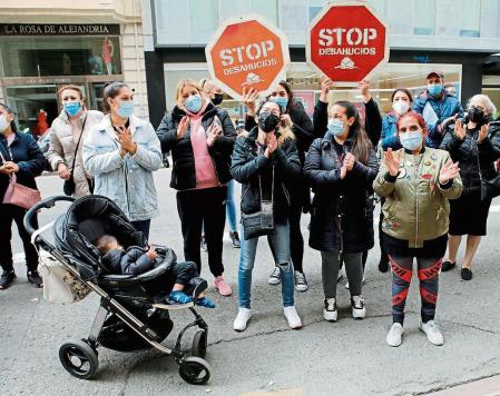 GRAFCVA3771. VALENCIA, 14/04/2021.-La PAH del País Valenciano ha celebrado una concentración, como parte de una movilización en todo el país, frente al Banco Sabadell de Valencia para reclamar que los fondos buitre que han comprado Viviendas ocupadas de su propiedad mantengan los alquileres sociales.EFE/ Biel Aliño