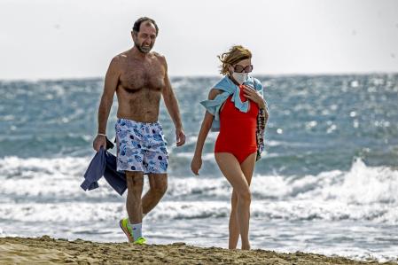 Luis y Ágatha en la playa en Las Palmas de Gran Canarias el pasado mes de octubre