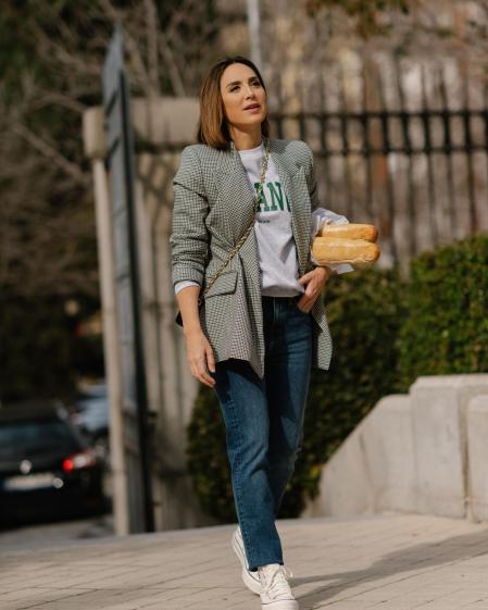 Tamara Falcó con sudadera y blazer