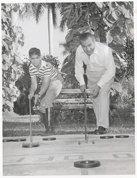 Roberto y su padre jugando al suffleboard en Cuba en 1958, meses antes de su exilio y la victoria de Castro