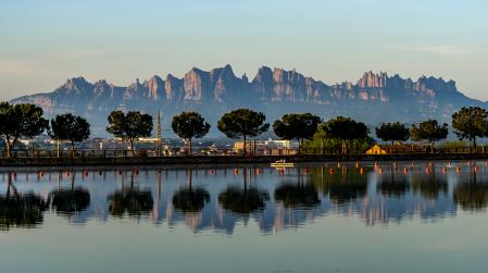 Montserrat reflejado en el Parc de l'Agulla.